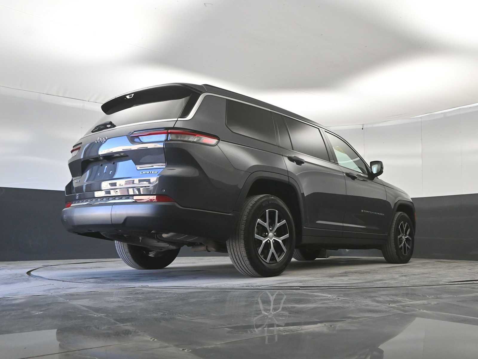 Used 2023 Jeep Grand Cherokee L Limited w/ Luxury Tech Group II AWD/4WD image 39