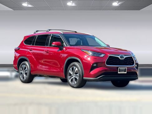 Used 2022 Toyota Highlander XLE FWD image 6