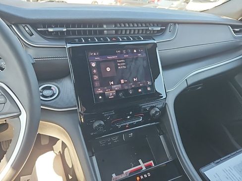 Used 2024 Jeep Grand Cherokee L Altitude image 20