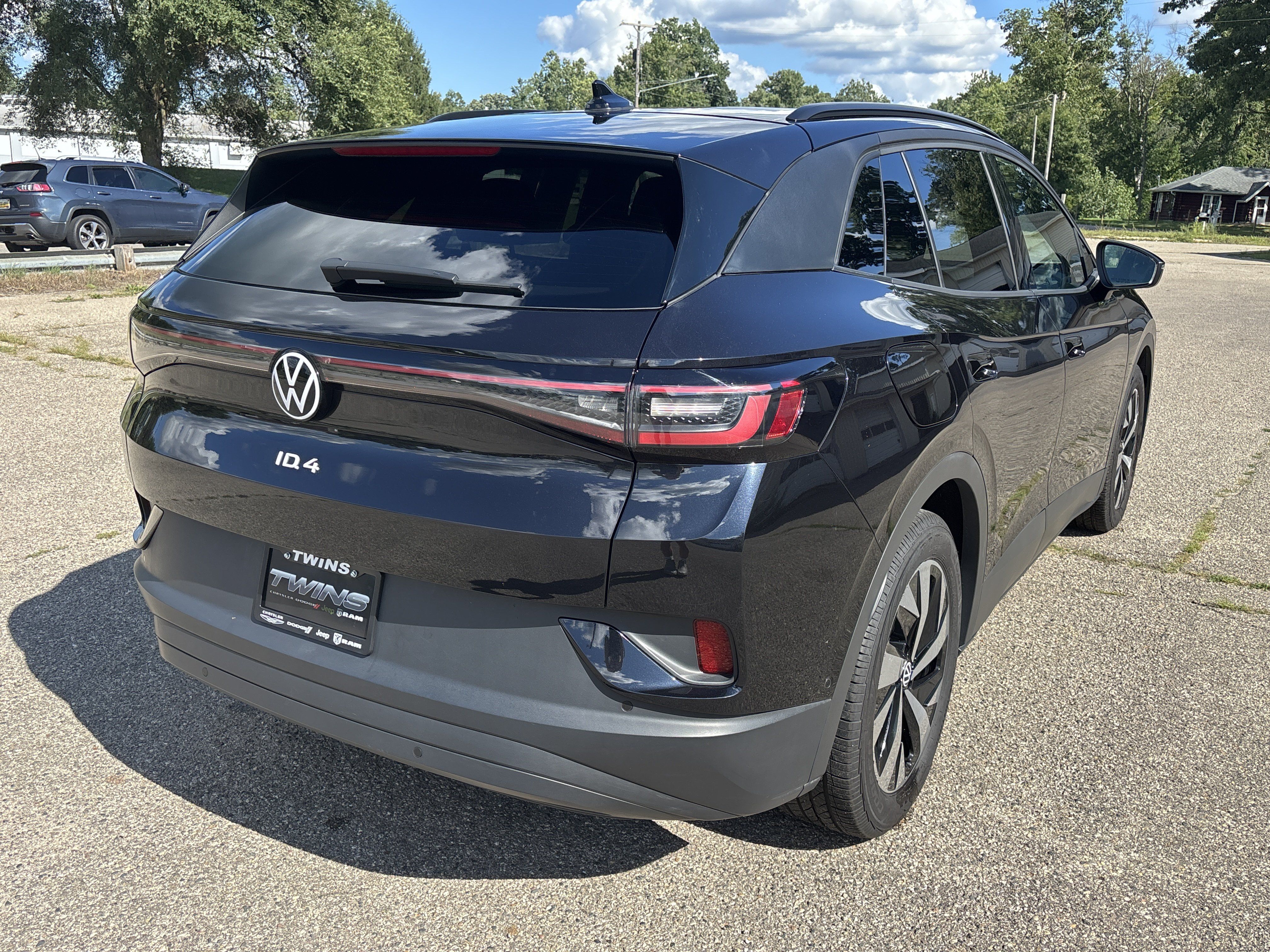 Used 2024 Volkswagen ID.4 2WD image 3