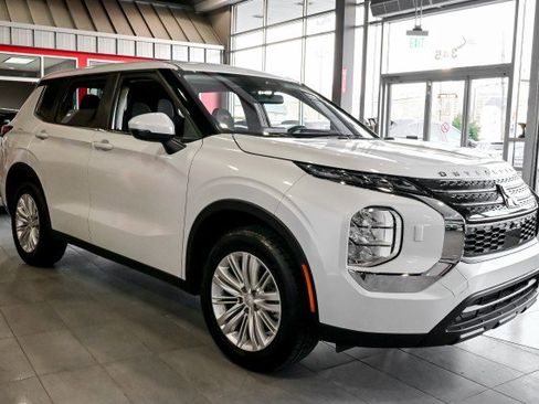 Used 2024 Mitsubishi Outlander ES image 3