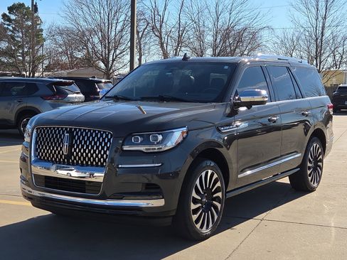 Used 2023 Lincoln Navigator Black Label image 2
