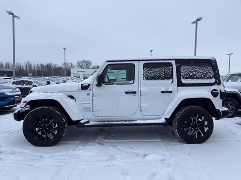 Used 2022 Jeep Wrangler Unlimited Sahara w/ Cold Weather Group image 6