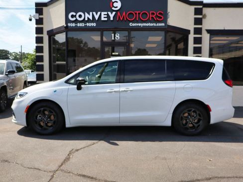 Used 2024 Chrysler Pacifica Limited FWD image 5