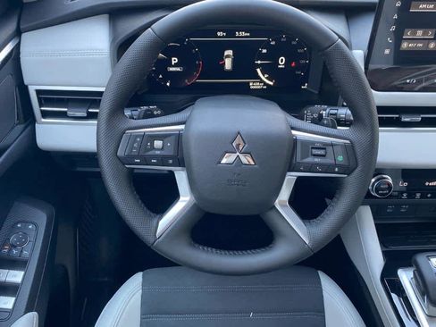 New 2025 Mitsubishi Outlander SE image 4