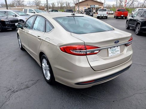 Used 2018 Ford Fusion SE w/ Fusion SE Technology Package image 3
