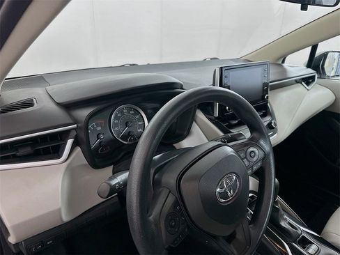 Used 2021 Toyota Corolla LE image 9