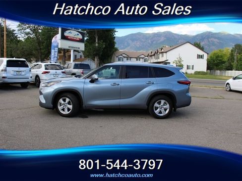 Used 2023 Toyota Highlander LE AWD/4WD image 2