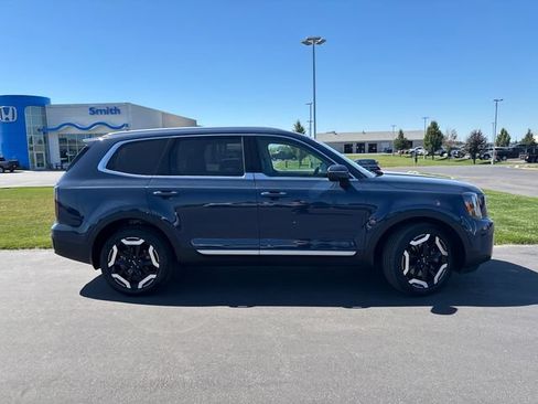 Used 2025 Kia Telluride EX w/ EX Captain's Chair Package AWD/4WD image 2