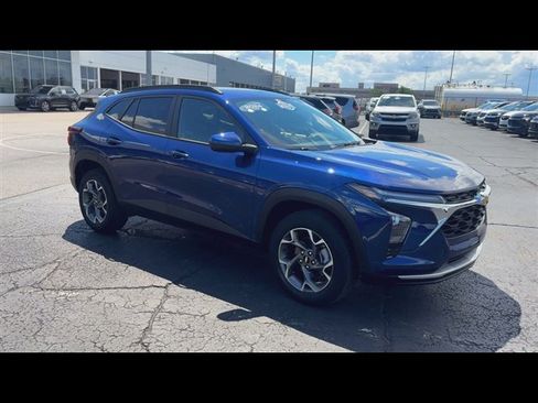 Used 2024 Chevrolet Trax LT w/ Driver Confidence Package FWD image 2