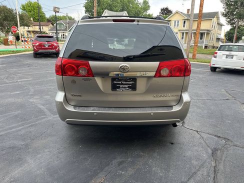 Used 2010 Toyota Sienna XLE Limited FWD image 4