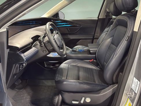 Used 2024 Lincoln Nautilus Reserve image 11