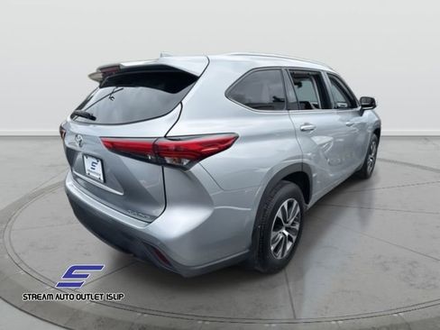 Used 2022 Toyota Highlander XLE image 4