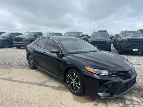 Used 2018 Toyota Camry SE w/ Moonroof Package FWD image 4
