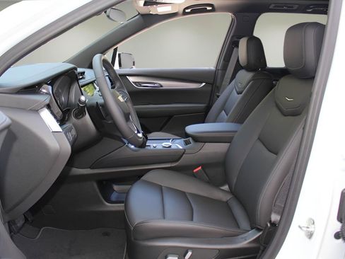 New 2025 Cadillac XT6 Luxury image 12