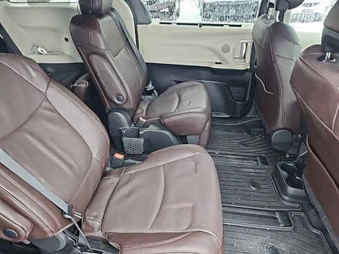 Used 2024 Toyota Sienna Platinum image 4