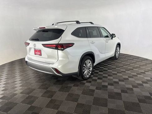 Used 2024 Toyota Highlander Platinum AWD/4WD image 5