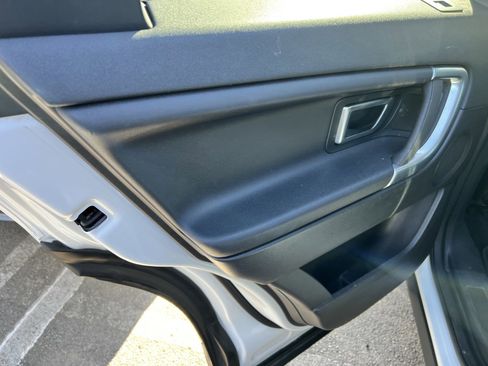 Used 2016 Land Rover Discovery Sport SE image 13