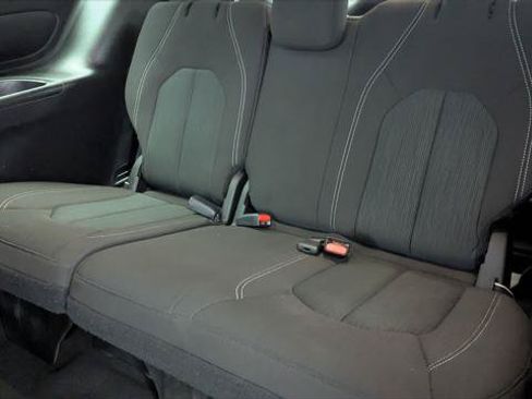 Used 2023 Chrysler Pacifica Touring FWD image 17