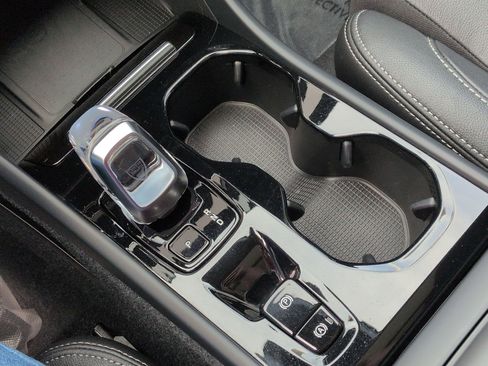 Used 2024 Volvo XC40 B5 Plus image 22