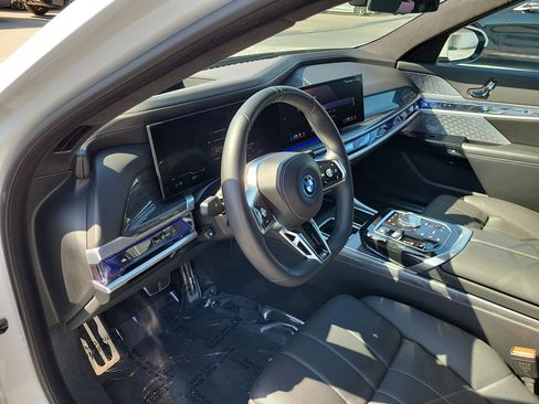Used 2023 BMW i7 xDrive60 w/ Executive Package 2 AWD/4WD image 17
