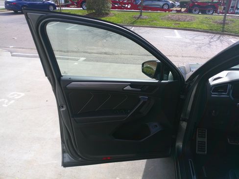 Used 2024 Volkswagen Tiguan SE R-Line image 17