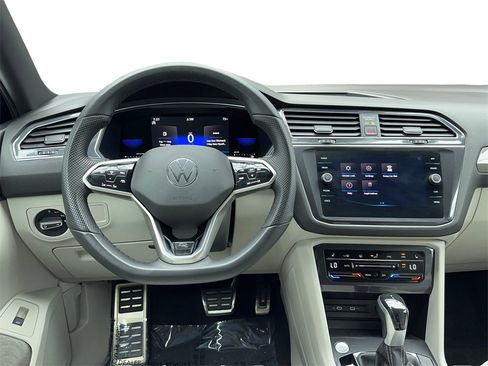 Used 2022 Volkswagen Tiguan SE R-Line image 18