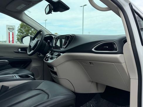 Used 2023 Chrysler Pacifica Touring-L FWD image 20