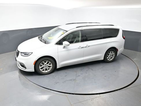 Used 2022 Chrysler Pacifica Touring-L FWD image 15