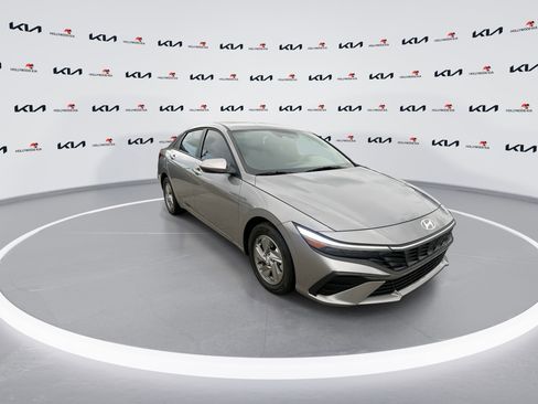 Used 2025 Hyundai Elantra SE FWD image 2