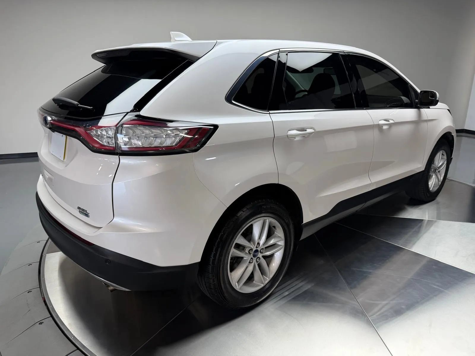 Used 2018 Ford Edge SEL w/ Equipment Group 201A AWD/4WD image 2