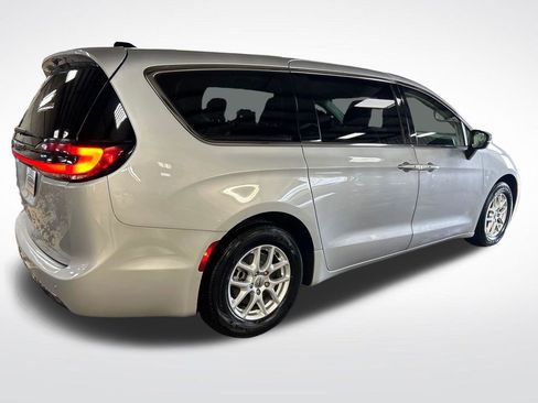 Used 2023 Chrysler Pacifica Touring-L FWD image 5