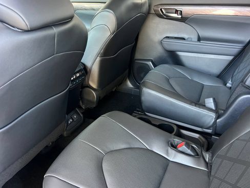 New 2026 Toyota Highlander Platinum AWD/4WD image 14