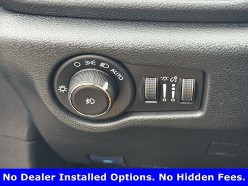 Used 2026 Chrysler Pacifica Limited FWD image 25