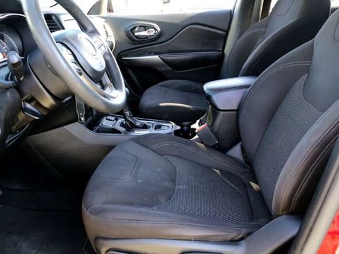 Used 2021 Jeep Cherokee Latitude FWD image 10