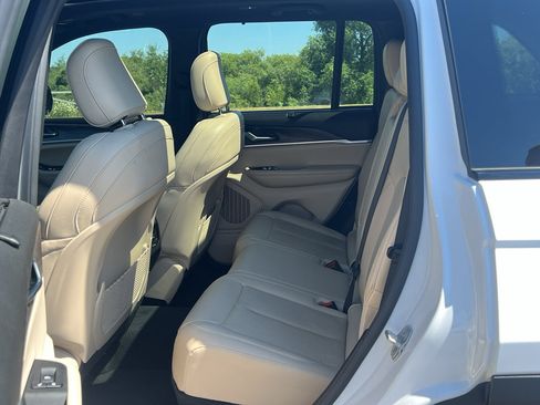 Used 2023 Jeep Grand Cherokee Limited w/ Luxury Tech Group II AWD/4WD image 36