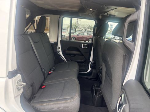 Used 2025 Jeep Wrangler Unlimited Sahara AWD/4WD image 24