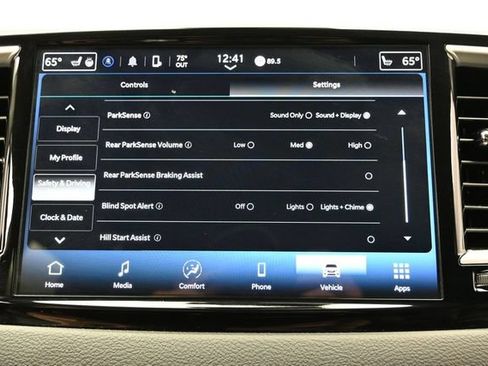 Certified 2024 Chrysler Pacifica Touring-L FWD image 40