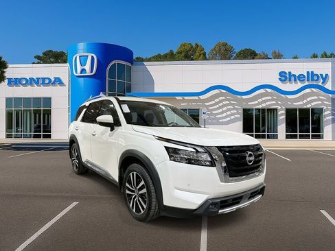 Used 2024 Nissan Pathfinder Platinum image 2