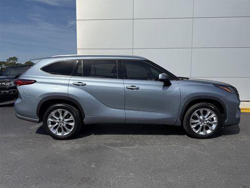 Used 2020 Toyota Highlander Limited image 3