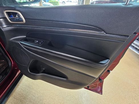 Used 2017 Jeep Grand Cherokee Limited AWD/4WD image 9
