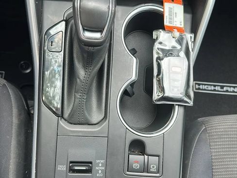 Used 2021 Toyota Highlander LE FWD image 43
