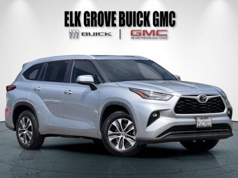 Used 2023 Toyota Highlander XLE FWD image 2