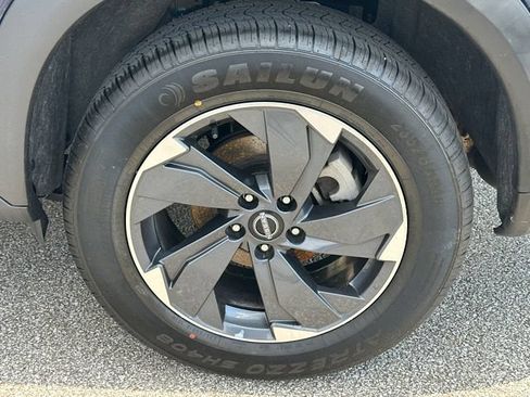 Used 2025 Nissan Rogue SV FWD image 28
