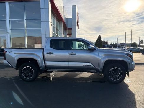 Used 2025 Toyota Tacoma TRD Sport AWD/4WD image 8