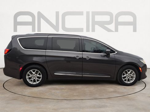 Used 2020 Chrysler Pacifica Touring-L image 11