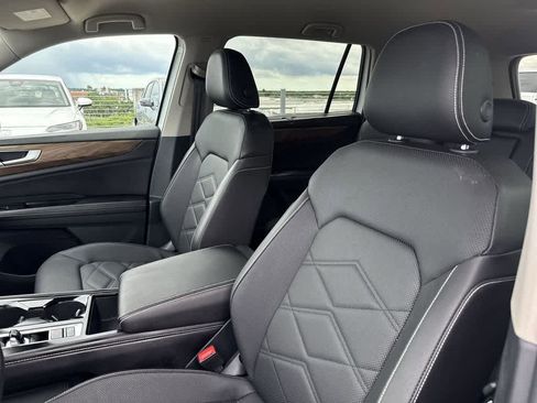 Used 2025 Volkswagen Atlas SE FWD image 13