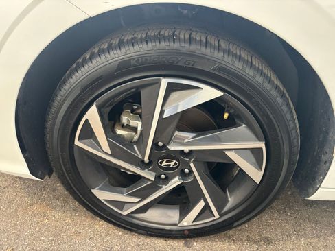 Used 2025 Hyundai Elantra Limited image 30