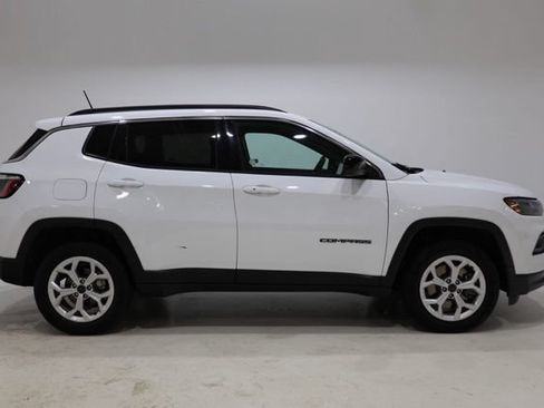Used 2025 Jeep Compass Latitude w/ Sun & Sound Group AWD/4WD image 9