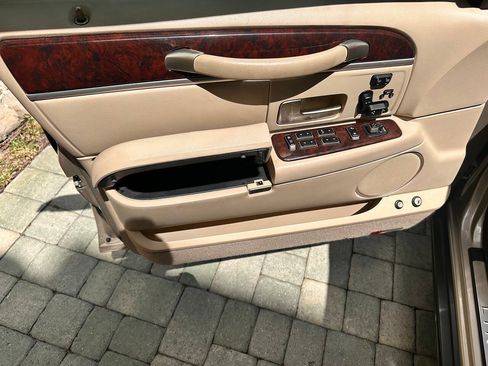 Used 2007 Lincoln Town Car Signature Limited RWD image 55